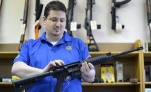 JLZ04 TUCKER (ESTADOS UNIDOS), 19/12/2012.- Un propietario de una armería sostiene un rifle semiautomático de asalto MP15 de la firma Smith & Wesson en su negocio en Tucker (Georgia, EE.UU.) hoy, miércoles 19 de diciembre de 2012. Este modelo de arma es el mismo que utilizó el autor de la masacre de la semana pasada en una escuela de Newtown. El presidente estadounidense, Barack Obama, Obama llamó a poner fin a la "epidemia" de violencia con armas de fuego que afecta al país "cada día" y puso de límite enero de 2013 para que se le presenten propuestas de "reformas reales". EFE/Erik S. Lesser