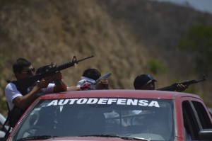 ARTEAGA, MICHOACÁN, 22ABRIL2014.- Más de 2000 mil autodefensas liderados por el coordinador de las Autodefensas de Michoacán, el doctor José Manuel Mireles Valverde, tomaron 4 pueblos el día de hoy, Arteaga, Tumbiscatío, Infiernillo y Las Cañas. Durante la toma solo hubo un disparo al aire y tuvo una transición hasta el momento pacífica.
FOTO: ALAN ORTEGA /CUARTOSCURO.COM