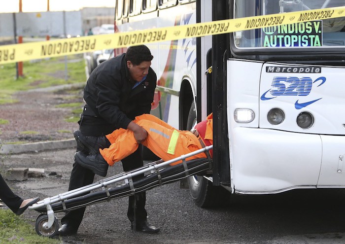 TECAMAC, ESTADO DE MÉXICO, 15JUNIO 2016.- Un hombre fue asesinado en un asalto en el transporte público, la víctima sufrió un disparo en la cabeza y su cuerpo fue trasladado a la Semefo.
FOTO: DIEGO REYES /CUARTOSCURO.COM