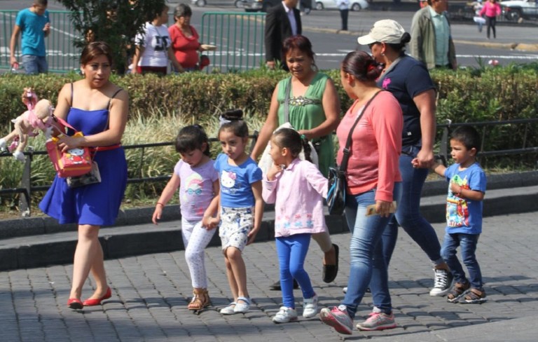 60510098. MÃ©xico, 10 mayo 2016 (Notimex-Carlos Pereda).- El DÃ­a de las Madres es la oportunidad ideal para consentir a todas las jefas de familia con flores, chocolates y diversos regalos. El 10 de Mayo es la fecha en que los mexicanos honramos a las mujeres que nos educaron y formaron.
NOTIMEX/FOTO/CARLOS PEREDA/CPM/HUM/