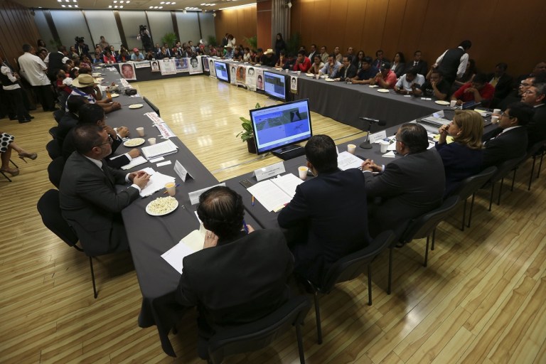 CIUDAD DE MÉXICO, 18AGOSTO2016.- La Procuradora General de la República, Arely Gómez González, se reunió este mediodía con los padres y familiares de los normalistas de Ayotzinapa, para dar seguimiento a las investigaciones de los hechos ocurridos el 26 y 27 de septiembre de 2014 en Iguala, Guerrero, e informarles de los avances. Durante la reunión realizada en la sede central de la dependencia, la titular de la PGR refrendó a las madres y padres de los normalistas que en la investigación de los lamentables hechos ocurridos en Iguala se trabaja con exhaustividad y profesionalismo y reiteró el compromiso indeclinable de la Institución de esclarecer el caso.
FOTO: PGR /CUARTOSCURO.COM