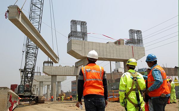 LIMA, 12 DE SETIEMBRE DEL 2012PUESTA DE LA PRIMERA VIGA DEL TRAMO 2 DE LA LINEA 1 DEL TREN ELECTRICO UBICADO EN LA CUADRA 43 DE LA AVENIDA WIESSE EN EL DISTRITO DE SAN JUAN DE LURIGANCHO.FOTO: DANTE PIAGGIO / EL COMERCIO