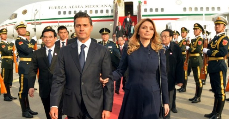 BEIJING, REPÚBLICA POPULAR CHINA, 10NOVIEMBRE2014.- Acompañado por  su esposa, Angélica Rivera de Peña, el Presidente de México, Enrique Peña Nieto, arribó hoy a esta nación donde participará en la Cumbre de Líderes de APEC y llevará a cabo una Visita de Estado. El primer mandatario fue recibido por el alcalde de Beijing, Wang Anshun.
FOTO: PRESIDENCIA /CUARTOSCURO.COM