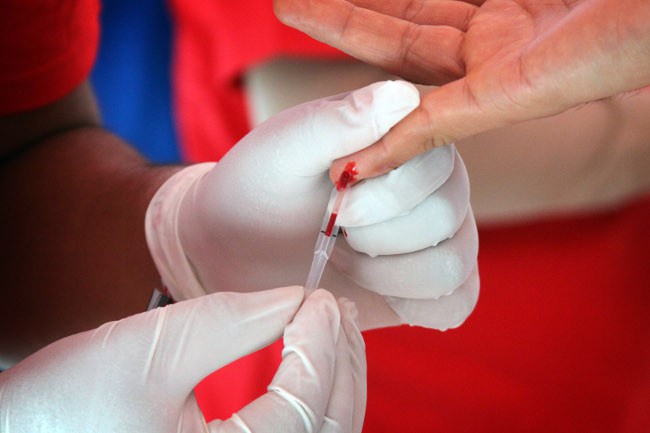 VERACRUZ, VERACRUZ, 13FEBRERO2011.- Investigadores de la Asociacion Internacional AIDS Healtcare, informaron que el Estado de Veracruz ocupa el primer lugar a nivel nacional en muertes por el Sindrome de Inmunodeficiencia Adquirida, ya que el 70 por ciento de la poblacion infectada fallecio en estos ultimos anos. Por tal motivo este dia se llevo a cabo el "Carnaval del Condon", donde se repartieron miles de preservativos y se realizaron pruebas gratuitas de VIH Sida a la poblacion.
FOTO: FELIX MARQUEZ/CUARTOSCURO.COM