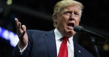En esta imagen del 4 de noviembre de 2016, el candidato presidencial republicano Donald Trump, durante un acto de campaÒa en Hershey, Pennsylvania. Trump tiene programado este mes un juicio en una demanda colectiva en su contra y la de la ahora extinta Universidad Trump, en el que potencialmente podrÌa subir al estrado a unas semanas de su investidura como presidente de Estados Unidos. El juez federal de distrito, Gonzalo Curiel, el magistrado nacido en Indiana y al que Trump acusÛ de ser parcial debido a su origen mexicano durante su campaÒa, sostendr· una audiencia el jueves 10 de noviembre de 2016 sobre las instrucciones al jurado y quÈ evidencia ser· permitida durante el juicio. (AP Foto/ Evan Vucci, Archivo)