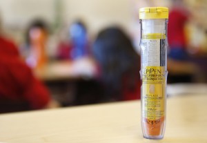 EFE/EUA CARIBE SHM04 WASHINGTON, DC (EEUU), 25/8/2016.- Imagen de un auto-inyector para ataques de alergia "EpiPen" en una escuela de Provo, Utah, este jueves 25 de agosto, 2016. El gigante farmacÈutico Mylan reducir· el coste de su popular medicamento a personas con bajos recursos en EE.UU. ante el alud de presiones polÌticas generadas por su encarecimiento de m·s de 500% desde 2007. En un comunicado, la compaÒÌa saliÛ hoy al paso de la polÈmica suscitada por el ˙ltimo aumento en 100 dÛlares del precio de este f·rmaco que salva vidas, indicando que no bajar· el precio general de "EpiPen" en EE.UU., pero ampliar· los programas que ya tiene para facilitar el acceso a este f·rmaco a las personas con menos recursos o con nula o escasa cobertura del seguro para medicamentos. EFE/GEORGE FREY
