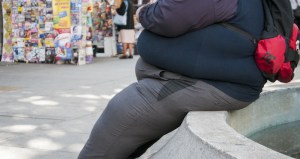 MÉXICO, D.F., 05MARZO2015.- Un hombre con sobrepeso espera sentado en una fuente de la calle Génova de la Zona Rosa. México es el país con mayor porcentaje de población obesa en el mundo. Los especialistas explican que es producto de la combinación de varios factores: mayor consumo de alimentos con alta concentración calórica; la reducción de precios en este tipo de alimentos; la disminución en la actividad física; la inseguridad para desarrollar actividades en espacios públicos y un estilo de vida que disminuye el tiempo dedicado para elaborar alimentos.
FOTO: DIEGO SIMÓN SÁNCHEZ /CUARTOSCURO.COM