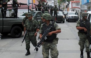 GRO00913073. Los actos cívicos de izamiento de la bandera y la ceremonia conmemorativa del 163 aniversario de la Gesta Heroica de los Niños Héroes de Chapultepec en la ciudad de Chilpancingo, Guerrero, fueron vigilados por soldados del Ejército Mexicano, debido a que por la noche el Congreso del estado de Guerrero celebrará la Instalación del Primer Congreso de Anáhuac además de que entregará la presea Sentimientos de la Nación a Don Placido Domingo.
NOTIMEX/FOTO/ALEJANDRINO GONZÁLEZ/AGR/POL/