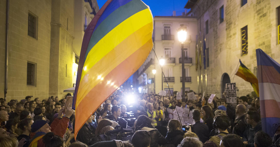 GRA532. VALENCIA, 01/03/2017.- Vista general de la concentraciÛn convocada por el Moviment LGTB ante Les Corts Valencianes contra el autob˙s de la organizaciÛn ultracatÛlica Hazte OÌr con mensajes contra la transexualidad infantil. EFE/Kai Fˆrsterling