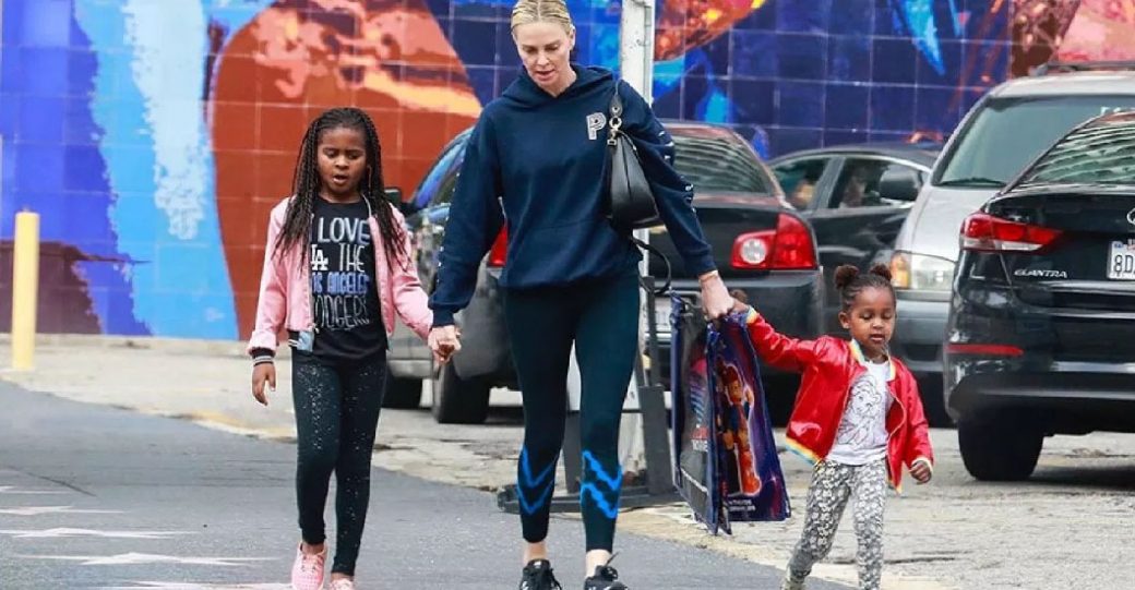 Resultado de imagen para charlize theron y su hija transgenero