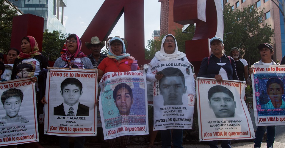 CIUDAD DE MÉXICO, 26MAYO2019.- A 56 meses de la desaparición forzada de los 43 normalistas de Ayotzinapa, padres de familia, normalistas e integrantes de la sociedad civil marcharon del Ángel de la Independencia al Hemiciclo a Juárez para exigir justicia y el esclarecimiento de los hechos. Los inconformes exigieron a la actual administración la designación de un fiscal que de seguimiento al caso, pues argumentan que en los seis meses de gobierno morenista sólo se han dado largas a las pesquisas.
FOTO: GALO CAÑAS /CUARTOSCURO.COM