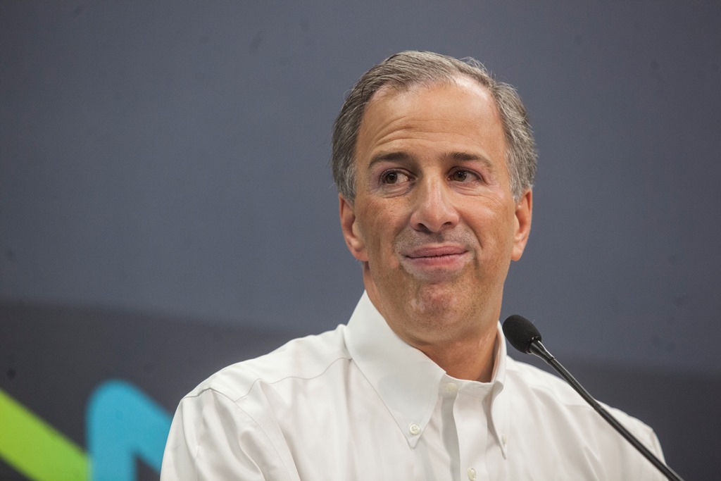 Ofrece Meade un mensaje a medios de comunicación.