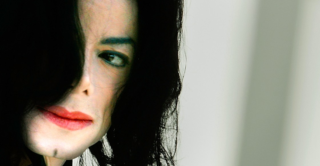 SANTA MARIA, CA - MAY 6:  Singer Michael Jackson arrives at the Santa Barbara County Courthouse for the second day of the defense's case in his child molestation trial May 6, 2005 in Santa Maria, California. Jackson is charged in a 10-count indictment with molesting a boy, plying him with liquor and conspiring to commit child abduction, false imprisonment and extortion.   (Photo by Carlo Allegri/Getty Images)
