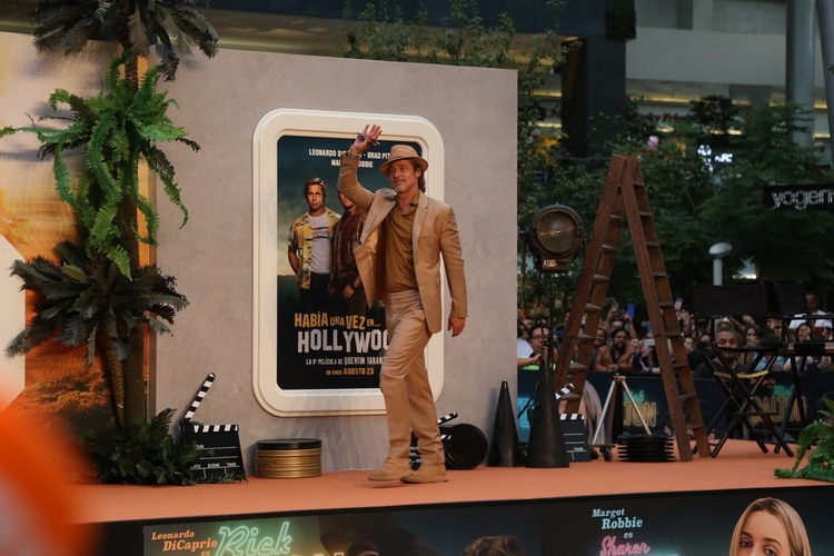 Brad Pitt ocultÃ³ un poco de su belleza con un sombrero (Foto: Juan Vicente Manrique/Infobae)