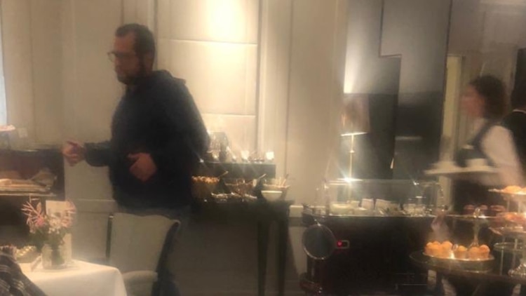JosÃ© RamÃ³n estaba desayunando en el hotel de Madrid. (Foto: Especial)