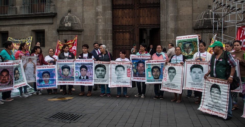 CIUDAD DE MÉXICO, 11SEPTIEMBRE2019.- Madres y padres de los normalistas de Ayotzinapa desaparecidos en 2014 llegaron al Palacio Nacional para reunirse con el presidente de México, Andrés Manuel López Obrador.
FOTO: ANDREA MURCIA /CUARTOSCURO.COM
