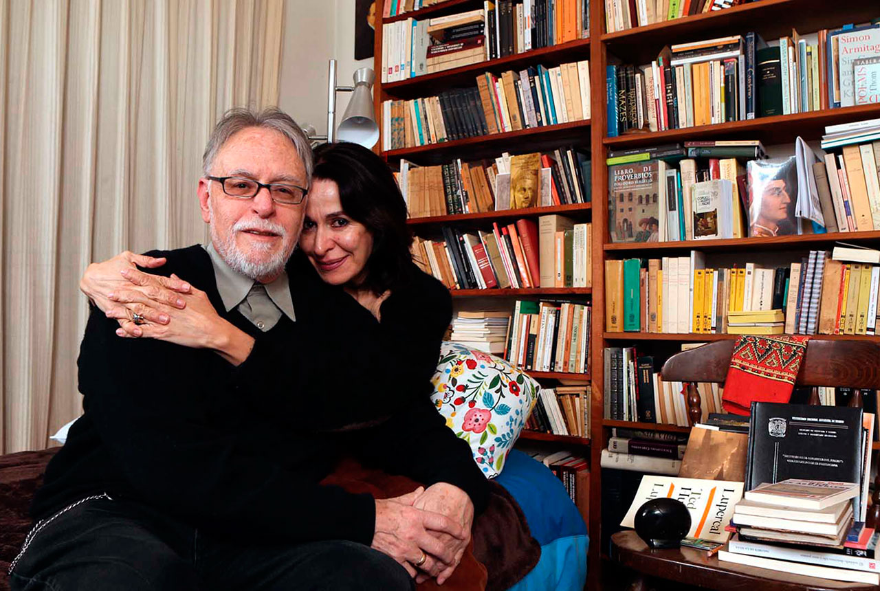 EL SONIDO Y LA FURIA
MARTÍN CASILLAS DE ALBACiudad de México, sábado 7 de septiembre, 2019.– El lunes pasado anunciaron que fue el poeta David Huerta el ganador del Premio FIL de Literatura en Lenguas Romances 2019, cosa que celebro mandándole un fuerte abrazo y contándoles a ustedes un par de anécdotas de las veces que nos hemos encontrado en esta vida.Primero, cuando era editor de libros de literatura y el poeta Sergio Mondragón, quien colaboraba con Manuel de la Cera en el ISSSTE, me invitó para coeditar en 1984 una antología con obras de los poetas que participaban en el programa Charlas y lecturas de poesía, poetas que viajaban a los centros habitacionales para platicar y leer su poesía. El libro lo tituló República de poetas (Martín Casillas Editores, 1985) y se convirtió en un instrumento más del programa. Uno de los treinta y seis poetas era David Huerta a quien le publicamos, entre otros poemas, Amanecer, con todo y el epígrafe de Jorge Guillén: Todo lo inventa el rayo de la aurora, tal como he titulado esta colaboración.Cunde el amanecer:
polvo que tiembla pálido
a la orilla del día,
esplendor indeciso
en los techos profundos,
claridad primordial
y leve incandecencia.David nació en 1949 y es hijo de Efraín Huerta, poeta por su cuenta y riesgo, con quien estuvimos el día que presentó uno de sus libros cuando el maestro de ceremonias dijo: “les voy a leer el último poema de Efraín” y éste, se levantó de su silla, atravesó la sala y micrófono en garganta le reclamó: “¡No el último, pendejo, el más reciente!”, defendiendo de esta manera brutal su vida como poeta.Los poemas de David son “una reflexión sobre el estar y el ser, y también sobre la escritura, el estilo y la forma...” –decía Mondragón– y con ellos trata de explicar la realidad y el yo que bien sabemos las respuestas que tengamos son provisionales pues, sin duda, se exploran en el tiempo y, en algunos casos, desde el amanecer:Qué perfección de tenue
laberinto de espejos,
de murmullos de calles.
La vigilia enarbola
imágenes pausadas.
Amplio respira el mundo
que se ahonda sin límite.Un segundo encuentro se llevó a cabo cuando actuaba como director editorial de El Economista (1988-1994) y lo invité para que colaborara en la sección cultural La Plaza. Entonces, nos propuso entregar cada semana una “Vida perpendicular”, en donde ensayaba encuentros opuestos o vidas independientes, para nada paralelas como las de Plutarco que, en algún punto, se cruzaban ya fuese en su imaginación, en el espacio o en el tiempo, tal como la semana que entra retomo la idea de lo que hizo Iván Turgueniev con don Quijote y Hamlet, así como, con Cervantes y Shakespeare, para completar de esa manera este modesto homenaje a David Huerta recordando aquella época tan feliz.“Al soñar su República ideal, Platón destierra de ella a los poetas, mentirosos que incitan al placer y al dolor en detrimento de la leyes y la razón, aunque luego reconoce que Homero y los otros poetas trágicos formaron Grecia y que leyéndolos se aprende a gobernar y dirigir mejor los asuntos humanos” –como lo apuntó Sergio en la Introducción y de ahí el título para que Platón se revolcara en su tumba: República de poetas.Merecido premio le han dado a David que lo entregan junto con los ciento cincuenta mil dólares que le van a caer de maravilla, pues, es un poeta que tiene los pies en la tierra, habla en voz baja y suave porque sabe que “la vigilia enarbola imágenes pausadas” y que, a esas horas, “amplio respira el mundo” o como decía Schiller:¡Alégrese quien respira a la rosada luz del día!Todo es nuevo al amanecer, excepto los sueños; todo es nuevo y si amanecemos amando no queremos ver los rayos del sol ni el polvo que tiembla pálido a la orilla del día, ni del esplendor indeciso, así como no nos importa reconocer que cuando algo empieza, algo se acaba.