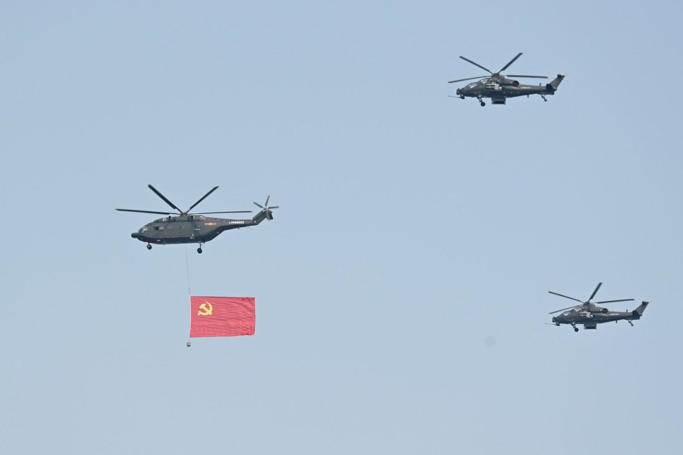 Varios helicópteros volaron sobre la ciudad formando el número 70, con motivo del aniversario.