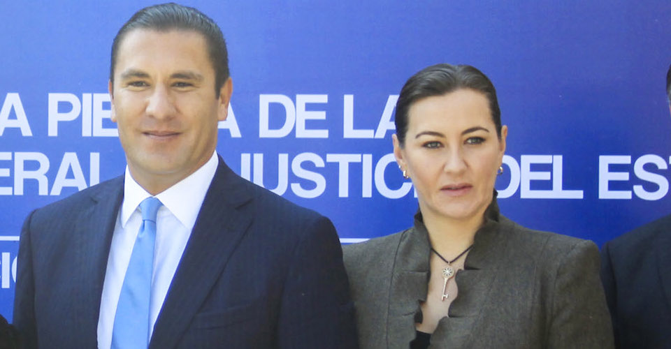 PUEBLA, PUEBLA, 01NOVIEMBRE 2012.- Rafael Moreno Valle, gobernador del estado, en compañía de la Procuradora General de la República, Marisela Morales Ibáñez, Martha Erika Alonso, presidenta estatal del DIF y Víctor Manuel Carrancá Bourget, procurador de Justicia del Estado; realizaron la colocación de la primera piedra para la construcción del nuevo edificio de la procuraduría general de justicia en Puebla.
FOTO: HILDA RÍOS /CUARTOSCURO.COM