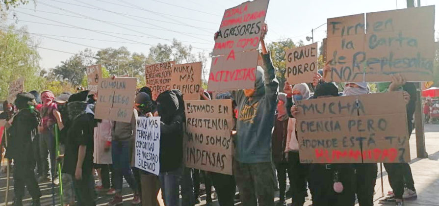 Con pancartas, palos y encapuchados, alumnos de la Prepa 9 bloquearon la Avenida de los Insurgentes. Foto: Ixtlixóchitl López