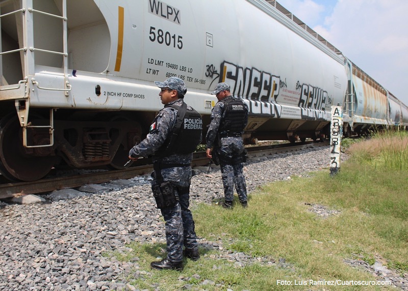 LEÓN, GUANAJUATO, 11AGOSTO2016.- Elementos de la Gendarmería Naciona custodian desde ayer las vias del tren en las comunidades cercanas a la empresa de Maseca, donde los últimos días hubo robo al tren con cargamento de maíz.
FOTO: LUIS RAMÍREZ /CUARTOSCURO.COM