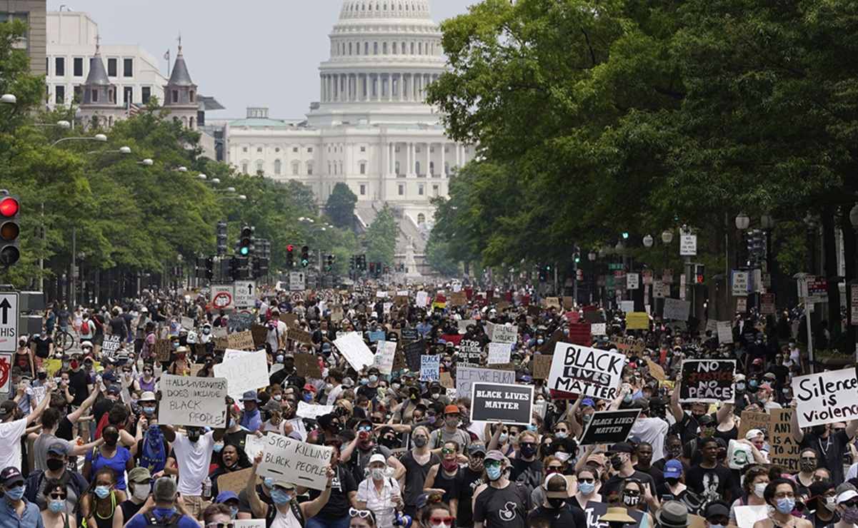 WASHINGTON, DC - JUNE 06: Demonstrators march down Pennsylvania Avenue during a protest against police brutality and racism on June 6, 2020 in Washington, DC. This is the 12th day of protests with thousands of people descending on the city to peacefully demonstrate in the wake of the death of George Floyd, a black man who was killed in police custody in Minneapolis on May 25.   Drew Angerer/Getty Images/AFP
== FOR NEWSPAPERS, INTERNET, TELCOS & TELEVISION USE ONLY ==