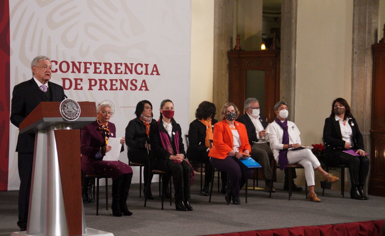 CIUDAD DE MÉXICO, 25NOVIEMBRE2020.- Andrés Manuel López Obrador, presidente de México, acompañado de  Olga Sánchez Cordero, secretaria de Gobernación; Claudia Sheinbaum Pardo, Jefa de Gobierno de la Ciudad; Nadine Gasman Zylbermann, presidenta del Instituto de las Mujeres; Karla Quintana Osuna, titular de la Comisión Nacional de Búsqueda; María Fabiola Alanís Sámano, titular de l Comisión Nacional para Prevenir y Erradicar la Violencia Contra las Mujeres (CANAVIM); Alicia María Leal Puerta, secretaria ejecutiva del grupo interinstitucional de Estrategia para Violencias (GIEV); Marís del Rocío García Pérez, titular del Sistema Nacional para el Desarrollo Integral de la Familia (DIF); Luz Rosales Esteva, titular del Instituto Nacional de Desarrollo Social (INDESOL)  y Alejandro Encinas Rodríguez, subsecretario de Derechos Humanos, Población y Migración. conferencia de prensa en el Palacio Nacional
FOTO: ANDREA MURCIA /CUARTOSCURO.COM