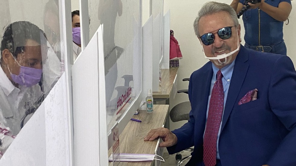 Carlos Villagrán ‘Kiko’ se registra como candidato a gubernatura y alcaldía de Querétaro - Carlos Villagrán 'Kiko' se registra como candidato a la gubernatura y a la alcaldía de Querétaro. Foto Twitter @SergioVenegasA