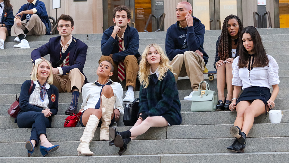 Evan Mock, Emily Alyn Lind, Thomas Doherty, Eli Brown, Jordan Alexander, Zion Moreno, Savannah Lee Smith are seen at the film set of the 'Gossip Girl' TV Series in New York City. NON-EXCLUSIVE November 10, 2020. 10 Nov 2020 Pictured: Tavi Gevinson,Evan Mock,Emily Alyn Lind,Thomas Doherty,Eli Brown,Jordan Alexander,Zion Moreno,Savannah Lee Smith. Photo credit: Jose Perez/Bauergriffin.com / MEGA TheMegaAgency.com +1 888 505 6342 (Mega Agency TagID: MEGA714376_010.jpg) [Photo via Mega Agency]