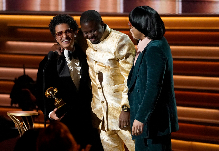 Silk Sonic, reciben el Grammy a la canción del año por “Leave the Door Open”. Foto: 