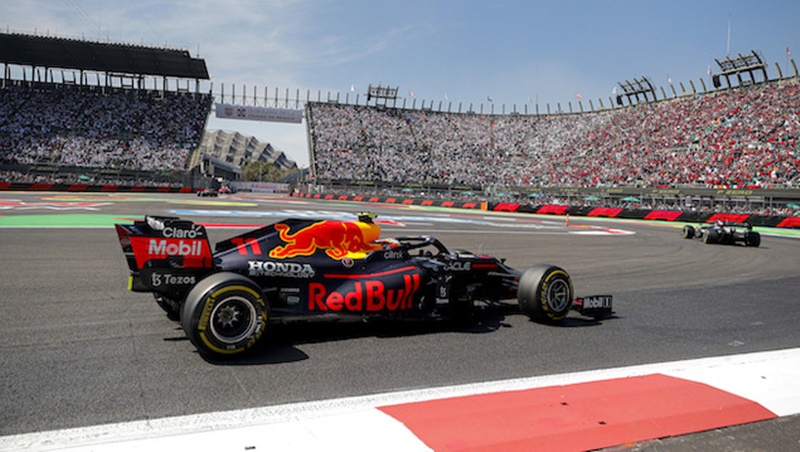 AUTODROMO HERMANOS RODRIGUEZ, MEXICO - NOVEMBER 07: Sergio Perez, Red Bull Racing RB16B during the Mexican GP at Autodromo Hermanos Rodriguez on Sunday November 07, 2021 in Mexico City, Mexico. (Photo by Steven Tee / LAT Images)